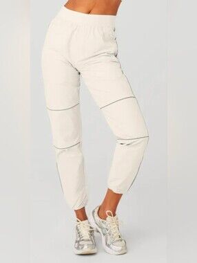 Alo Yoga Alo Yoga 

Torrent Track Sweatpant - Bone

Size Small